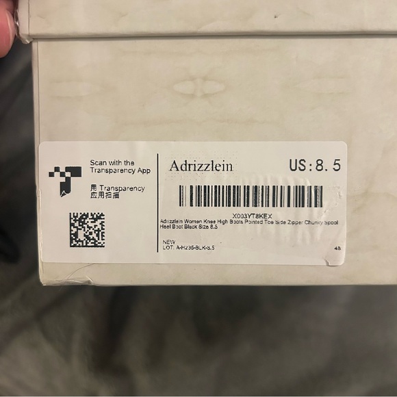 Sophisticated Black Heeled Boots with Glossy Finish - Picture 5 of 8